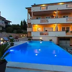 דירה Standard Two Bedroom With Balcony And Pool קרק