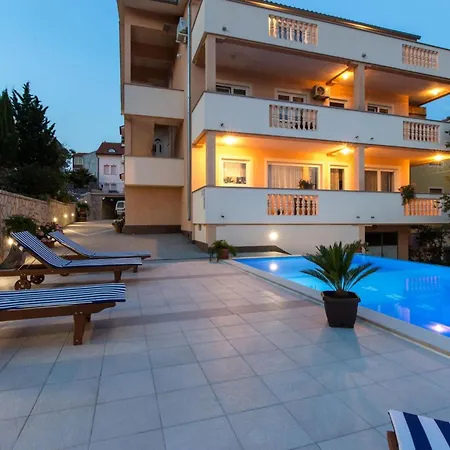 Standard Two Bedroom With Balcony And Pool * קרק
