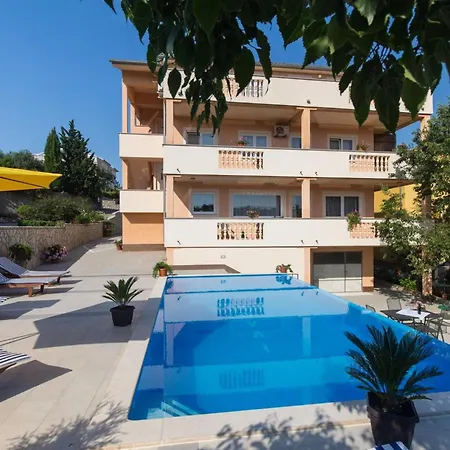 Standard Two Bedroom With Balcony And Pool דירה קרק