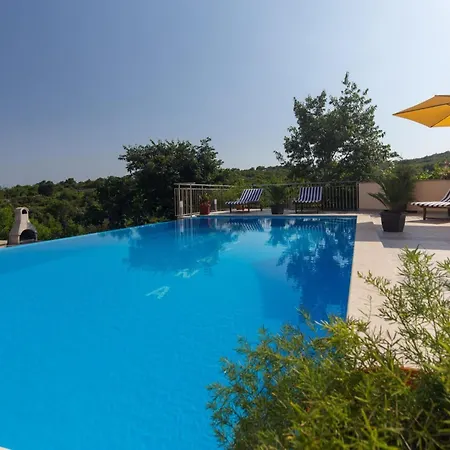 Standard Two Bedroom With Balcony And Pool דירה